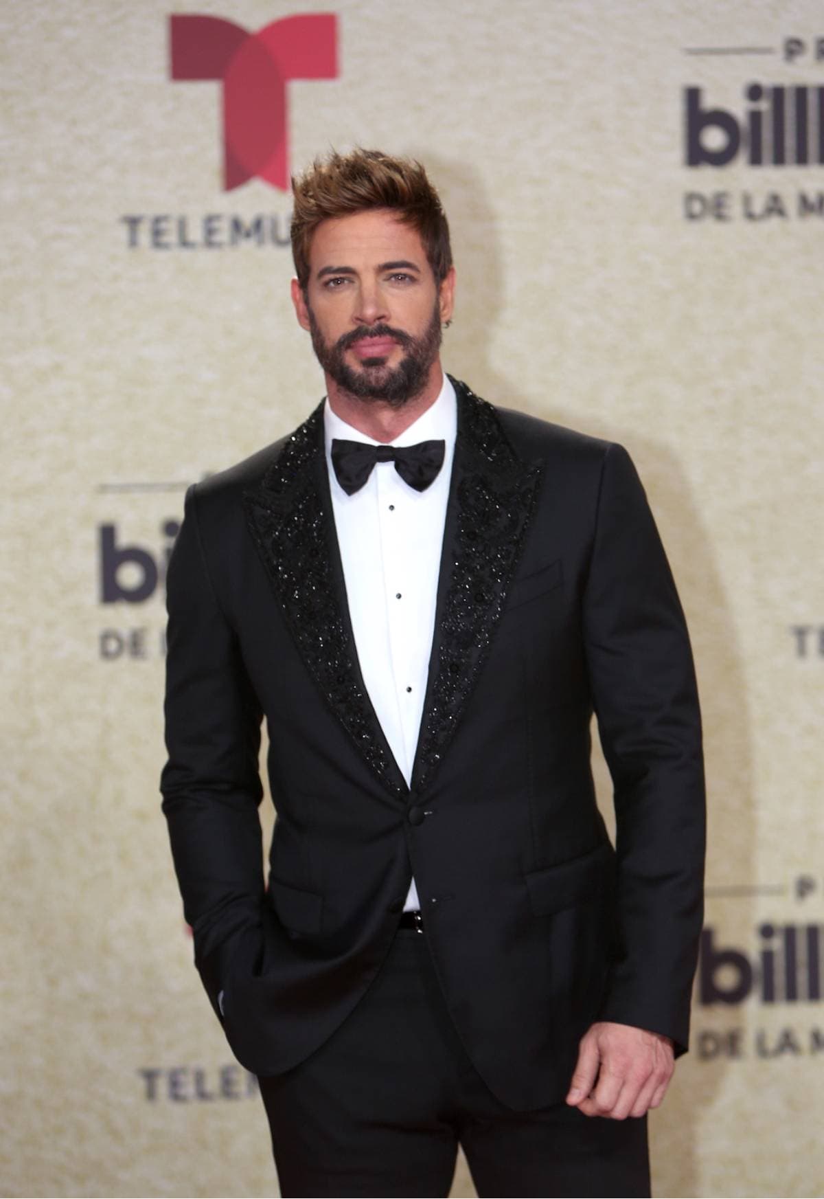 William Levy presume sus músculos en la serie que graba en España