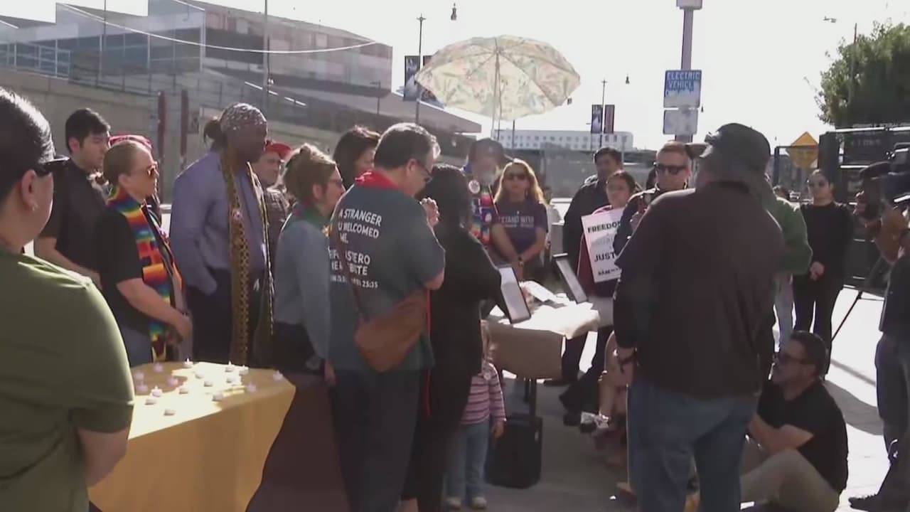 Vigilia frente a edificio de ICE en LA: familias y líderes religiosos oran por migrantes detenidos