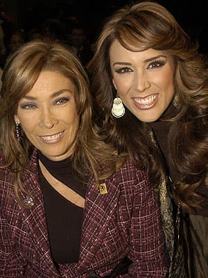 Doña Jaqueline ha acompañado en repetidas ocasiones a su famosa hija, en donde siempre logra conquistar a la prensa con su gran porte elegante, además de su actitud tan sencilla y cálida, que también son características que describen a Jacky.