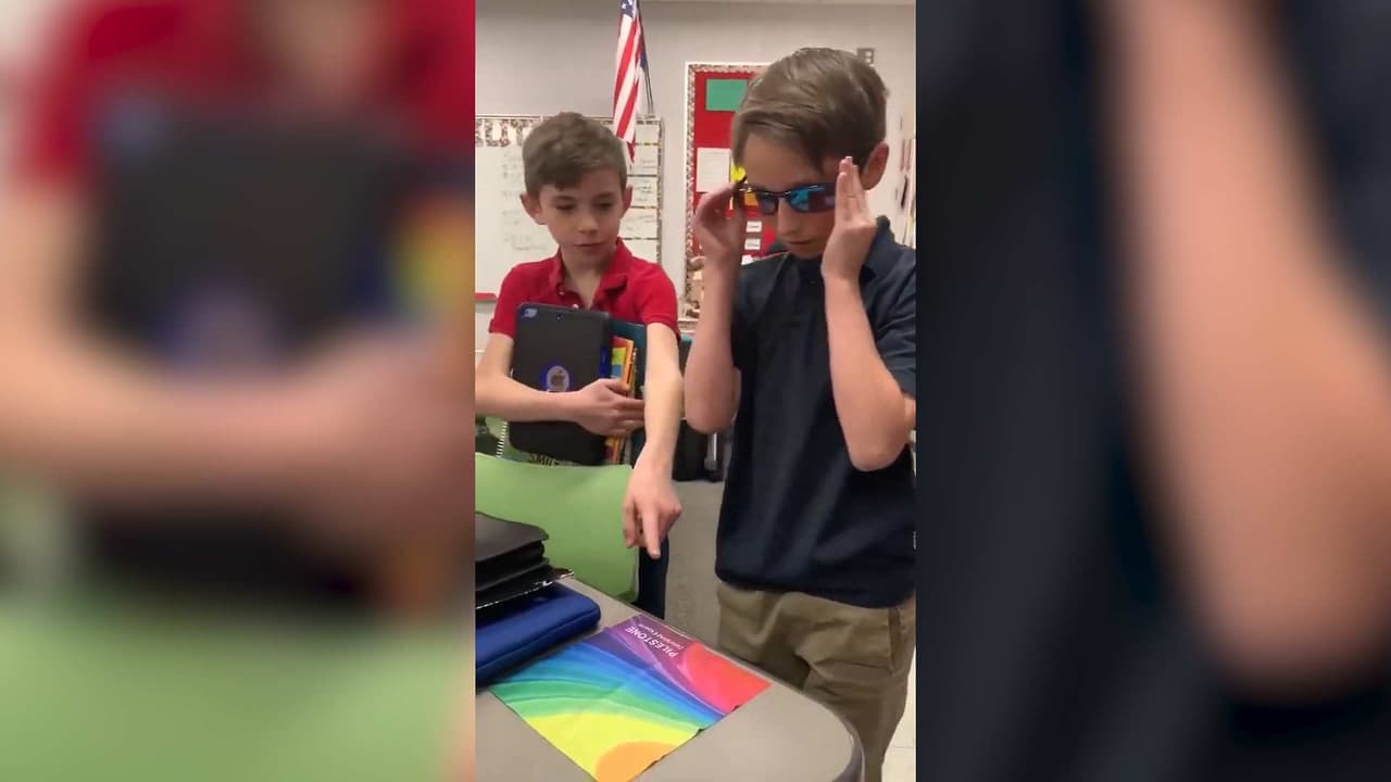 Este niño ahorró para comprarle unos lentes a su amigo con daltonismo