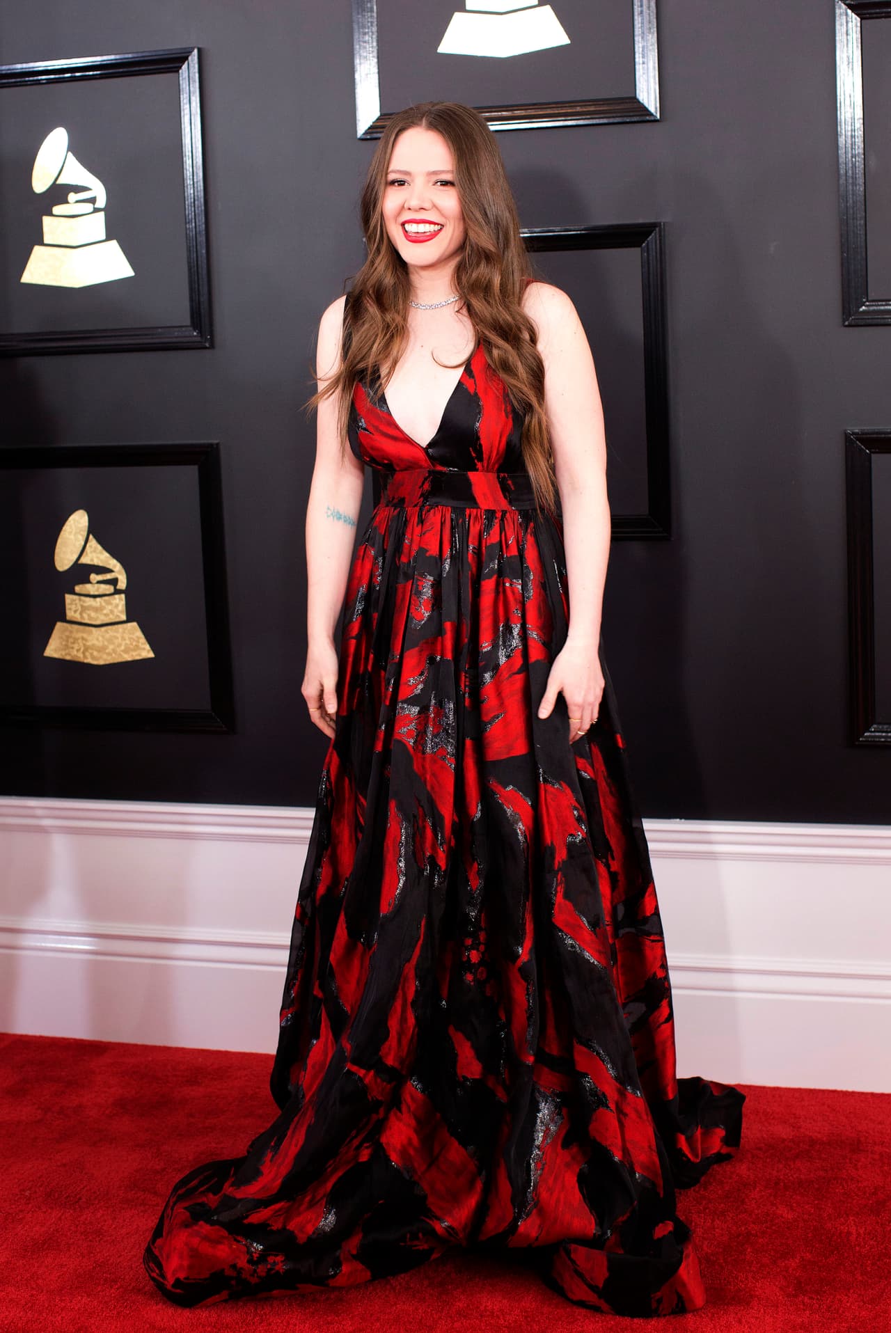 Tras anunciar que es gay, la integrante del dúo Jesse & Joy, salió a agradecer, con un nudo en la garganta, la lucha que la comunidad LGBT+ mantiene por sus derechos sociales.“Les quiero mandar todo mi cariño y todo mi apoyo porque gracias a la lucha de ustedes, yo vivo una realidad con mi familia”, dijo la artista de 33 años.