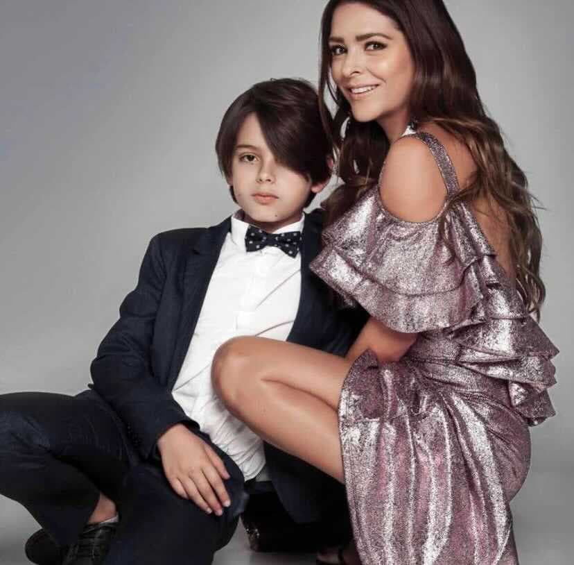 Gretell Valdez quiso dedicarle un mensaje a su hijo, a quien le agradeció por darle las mejores enseñanzas, la de ser madre.
<br>
<br>“Te amo corazón. Gracias por enseñarme cada día a ser mejor persona y mamá, a ti Dios por darme la dicha de ser madre. Sin duda lo mejor que me ha pasado en la vida. Feliz día a todas esas mamás luchonas y guerreras, que, como yo, solo busca la felicidad de nuestros hijos, gracias @santopuroamor por ser un gran hijo, amigo y enseñanza de la vida. Te AMO”. 
<br>