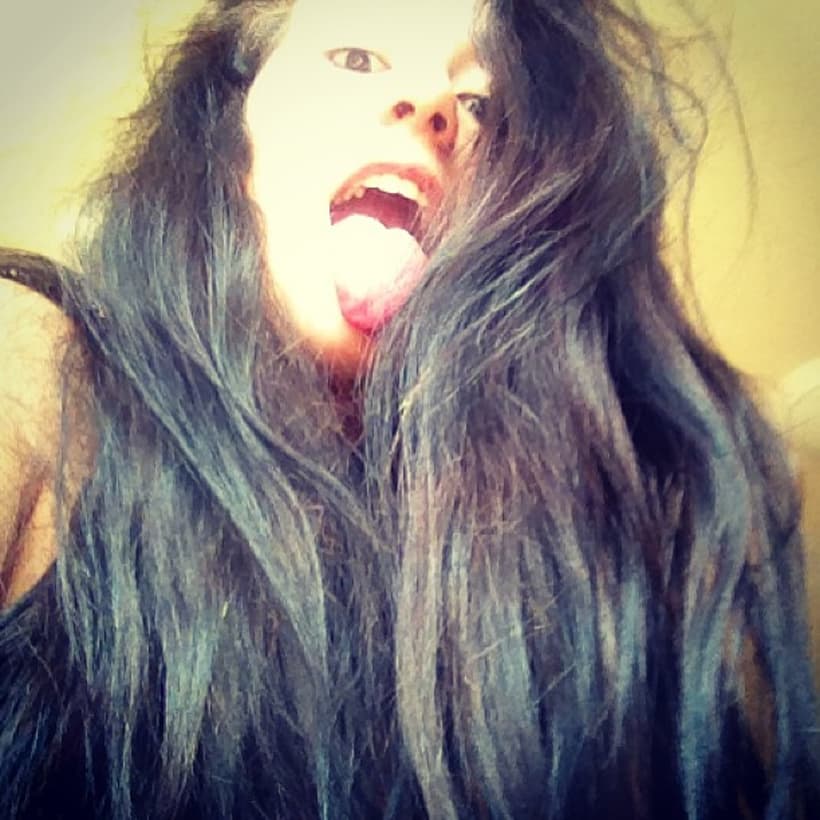 En cuanto a su actividad en redes sociales, Romi compartió su primera fotografía en Instagram en diciembre de 2012 con un selfie que acompañó con el texto: “otra vez estoy cruda mami”.