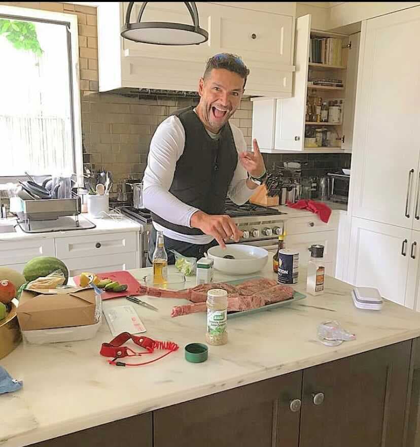 Esta es la acogedora cocina donde la presentadora y su esposo preparan los alimentos para sus pequeñas. 
<br>
<br>Varias veces han aparecido ahí creando diferentes recetas junto a las mayores de sus hijas.
<br>