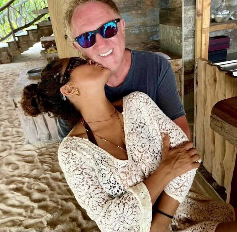 <b>Salma Hayek</b> también celebró su aniversario con su esposo
<b> Francois-Henri Pinault</b>, pues en 2009, el mismo 14 de febrero, la actriz se casó en París, Francia, con el empresario.