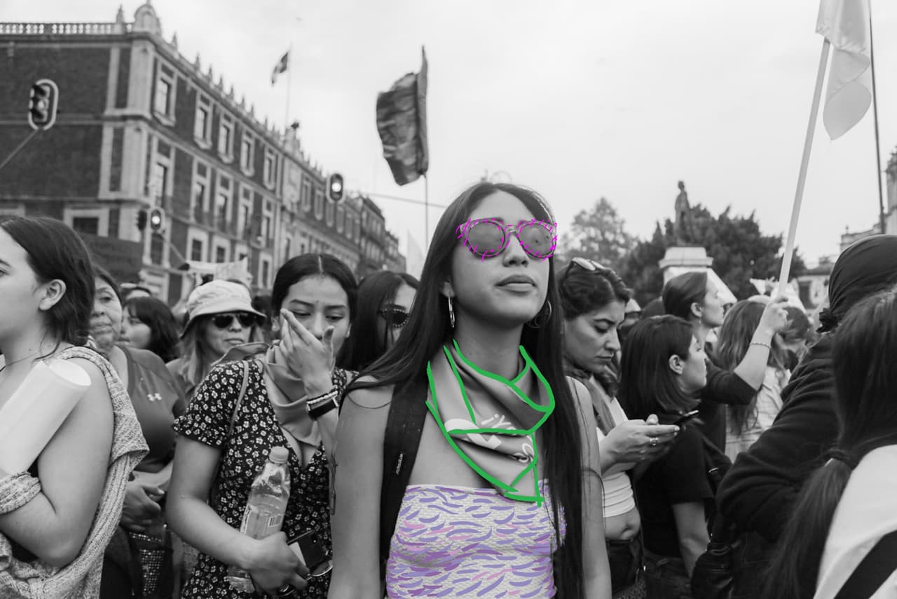 "Después de aquella marcha, del 2020, me ha rondado mucho esto en la cabeza, aún más que antes, lo tenía bloqueado y lo he tratado de solucionar en terapia en su totalidad: Hace 30 años que mi abuela murió, yo tenía 5 y mi primo 18. En el velorio, él abusó de mi. Nadie de mi familia lo sabe, y durante años me pregunte, '¿yo lo provoqué?'. La marcha, la colectiva feminista, las protestas y huelgas, me han dado esa fuerza para sanar. Sé que cada vez estoy más cerca de finalmente romper mi silencio, y aunque esto aún no acaba, sé que cada día falta menos", anónimo.