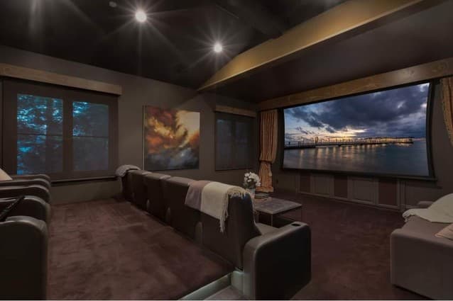 Y finalmente, por supuesto, como casi todas las casas de los famosos, esta cuenta con una sala de cine de lujo, exclusiva para sus habitantes para cuando quieran disfrutar de una película en privado.