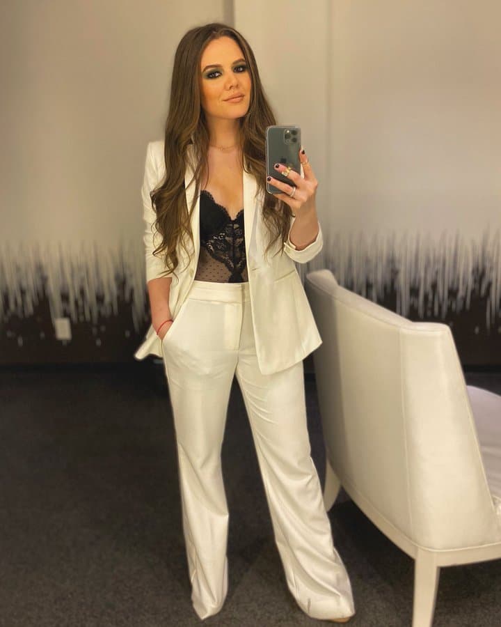 El look de Joy Huerta durante los premios Latin Grammy 2019 es otro ejemplo perfecto de cómo es posible enseñar un 
<i>body</i> de encaje al dejarlo asomarse por debajo de un blazer.