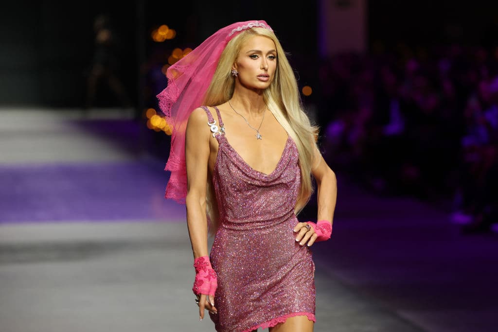 MILAN, ITALY - SEPTEMBER 23: Paris Hilton walks the runway at the Versace Fashion Show during the Milan Fashion Week Womenswear Spring/Summer 2023 on September 23, 2022 in Milan, Italy. (Photo by Vittorio Zunino Celotto/Getty Images)