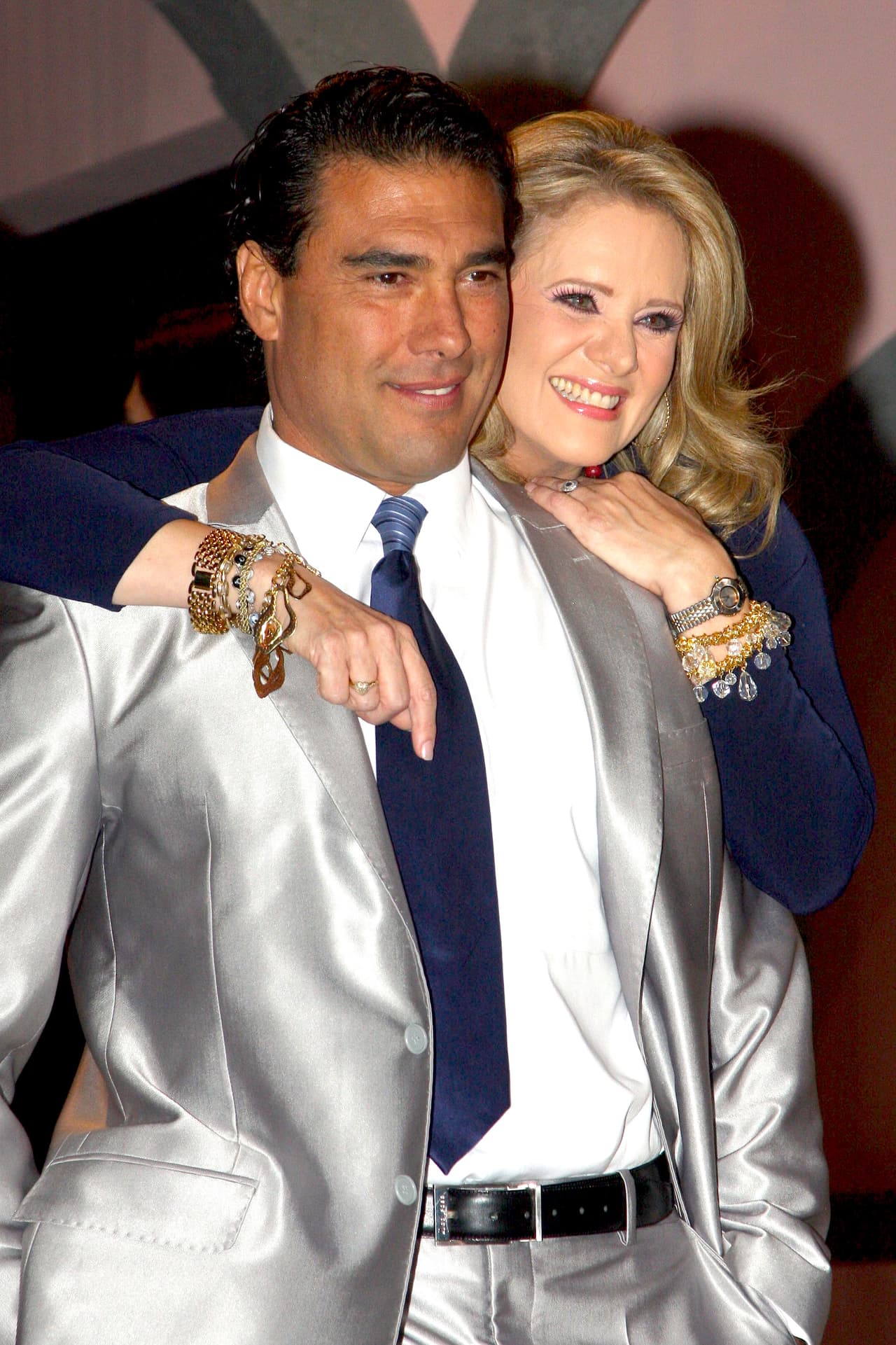 'AMORES VERDADEROS' (2012) Victoria Balvanera (Erika Buenfil) y José Ángel (Eduardo Yáñez) se convirtieron en una de las parejas más entrañables de la televisión al compartir momentos llenos de adrenalina y acción. El guardaespaldas también se encargó de proteger el corazón de esta mujer, quien se enfrentó a todo para luchar por el amor.