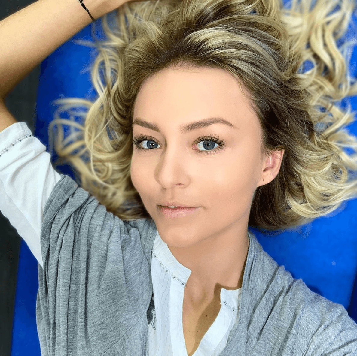 Angelique Boyer aparece con mechas rosas y revive el look de 'Vico Paz' en Rebelde