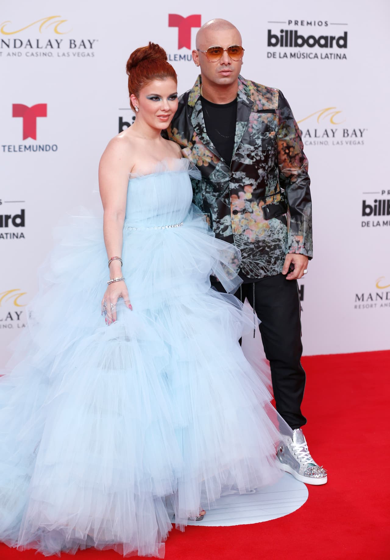 Winsin y Yomaira Ortiz Feliciano llegarón juntos al evento. Ella vistió un modelo que fáclimente podría ser una versión moderna de Cenicienta.