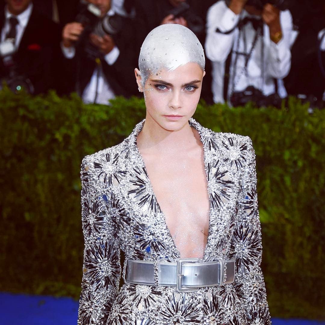 Cara Delevingne. La británica fue, hasta hace unos años, motivo de devoción por parte del "Káiser", quien la eligió para varias campañas de Chanel y para cerrar desfiles de Alta Costura y Métiers d'Art.