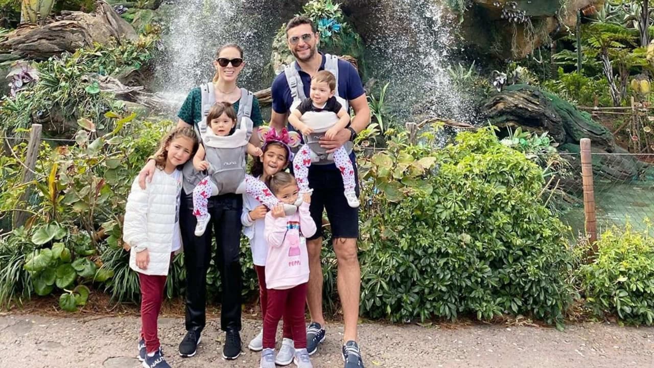 Jacky Bracamontes y Martín Fuentes hacen un cine en el jardín de su casa