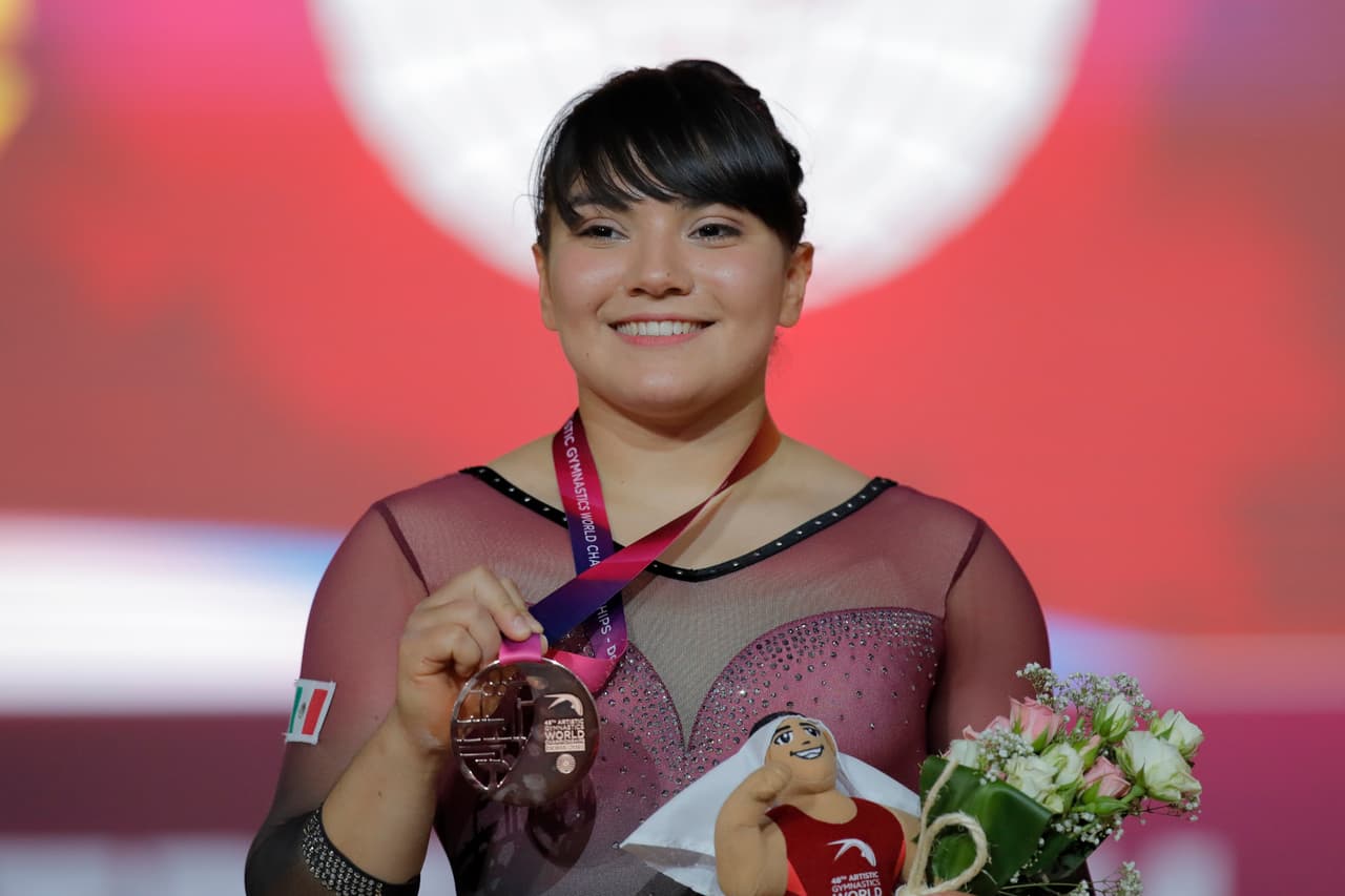 Alexa Moreno saltó a la fama internacional en los Juegos Olímpicos de Río de Janeiro 2016. Aunque ya había participado en varias competencias y mundiales, la mexicana, que en ese momento tenía 22 años, ganó popularidad en ese evento. Alexa recibió críticas y comentarios negativos con respecto a su físico, pero la chica no ha dejado que nada de eso opaque lo que hace, por el contrario, ha demostrado que el físico no tiene nada que ver a la hora de convertirse en una ganadora. De hecho, en 2018 se convirtió en la primera mexicana en subir al podio en un Mundial de Gimnasia Artística, al llevarse el bronce.
