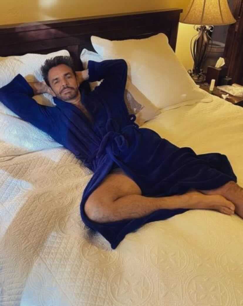 Hubo quienes no dejaron su esencia atrás, como fue el caso de 
<b>Eugenio Derbez</b>, quien celebró a su manera el Día del Amor y la Amistad, pues el comediante puso una foto de él en sus redes sociales en la que aparece acostado con una bata de baño y en el pie de foto anotó: “Hasta acá huele a Rosa de Venus #FelizDiaDelAmor". 
<br>