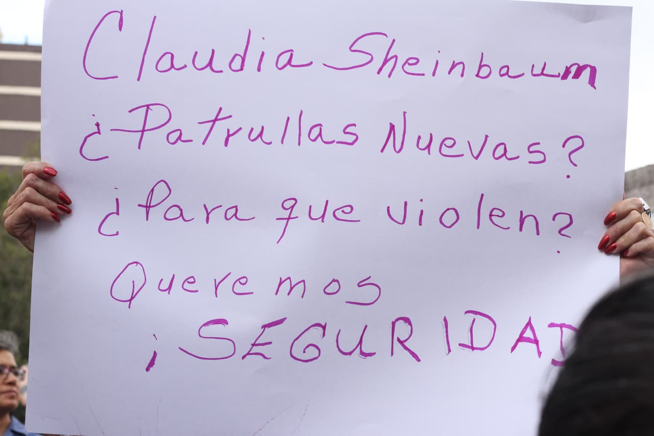 "Claudia Sheinbaum, ¿patrullas nuevas? ¿para que violen? ¡Queremos seguridad!".
