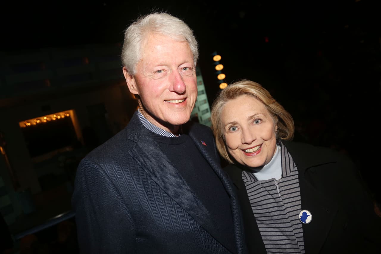 A meses de su nacimiento, el padre de 
<b>Bill</b> 
<b>Clinton</b> fallecidó. Su madre lo dejó al cuidado de sus abuelos en Arkansas para comenzar la universidad en Nueva Orleans. Cuando Bill tenía 15 años, su apellido fue reemplazado por el de su padrastro, Roger Elfont Clinton.
