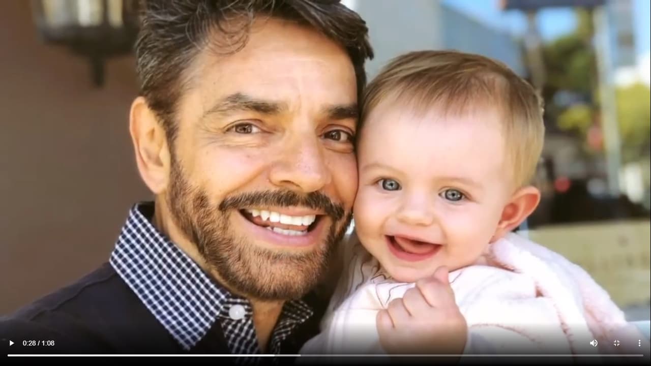 Entre las fotos más tiernas durante el video, destacaron algunos con la familia Derbez, como este retato de la pequeña Kailani con su abuelo, Eugenio.