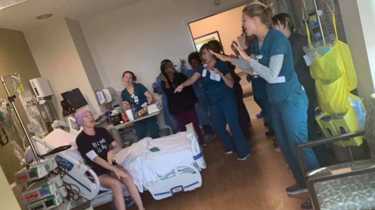 Enfermeras sorprenden a una paciente con cáncer con un ‘concierto’ de Backstreet Boys