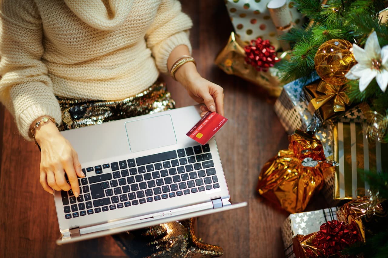 <b>Hazte un buen regalo</b>
<br>
<br>Si está dentro de tus posibilidades o incluso ahorraste el dinero de algunos viajes decembrinos que por la pandemia se han suspendido, dejate consentirte por ti mismo y regálate algo especial. Quizá no tiene que ser algo muy caro, sin embargo, puede ser alguna prenda, videojuego, pieza de arte o incluso mueble en le que no pensarías invertir normalmente, pero que, sin duda, amarías si alguien más te lo regalara en el intercambio navideño.
