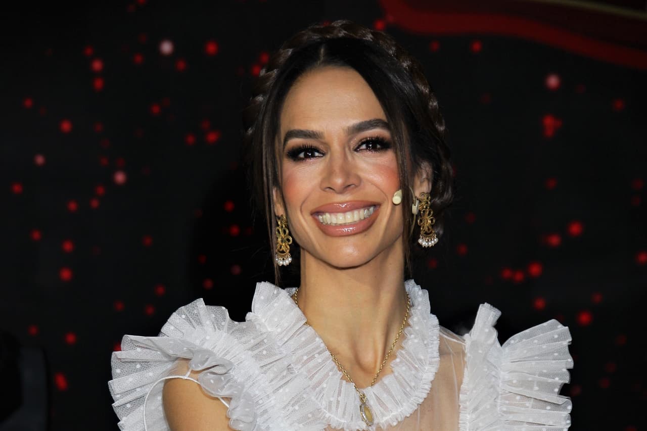 Y es que sin importar si cantaba arriba de un escenario, si actuaba en una novela o si hacía teatro musical, sus personajes mantuvieron la esencia de ella: una abundante y lacia cabellera.