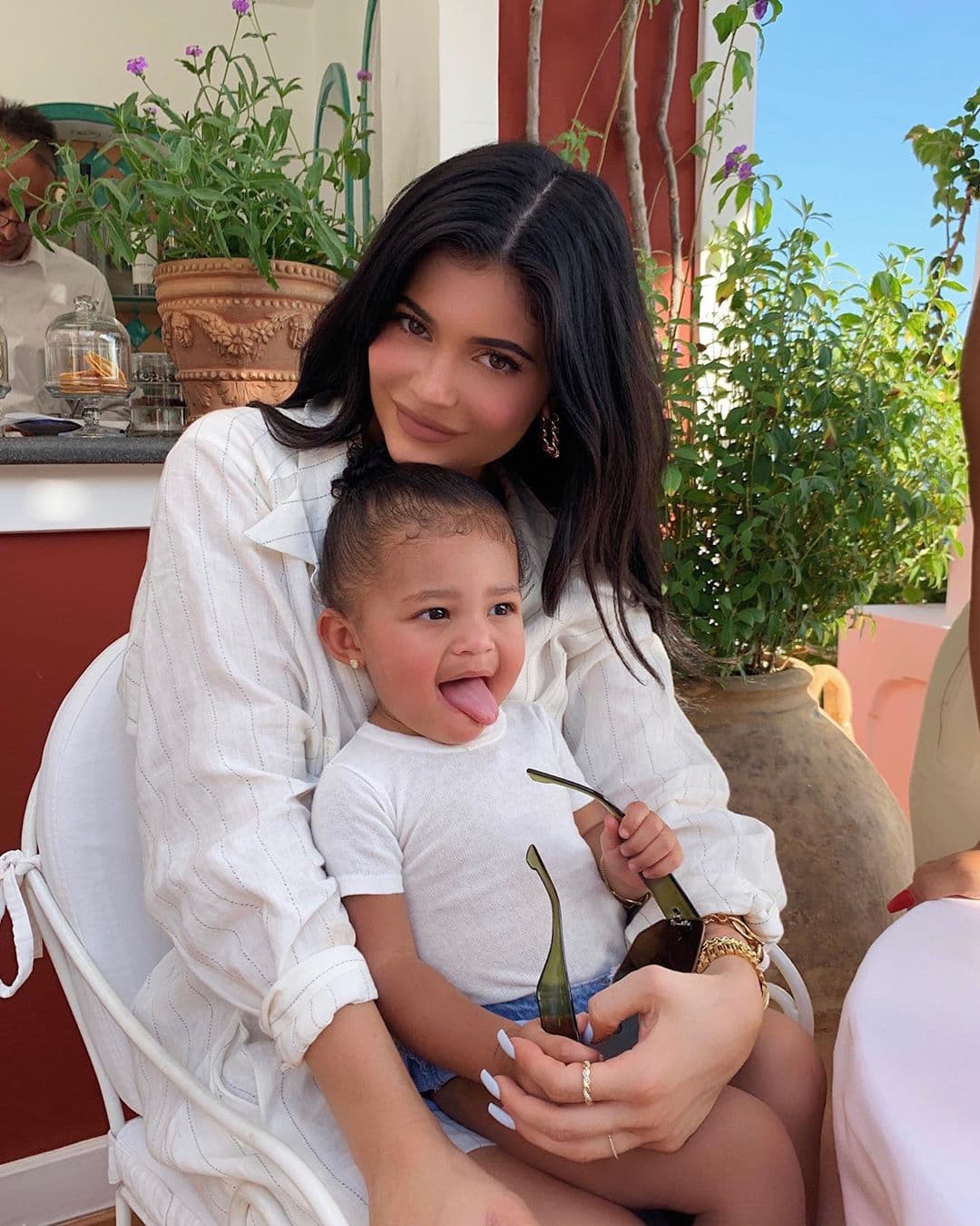 Stormi aparece constantemente en las redes sociales de sus padres.