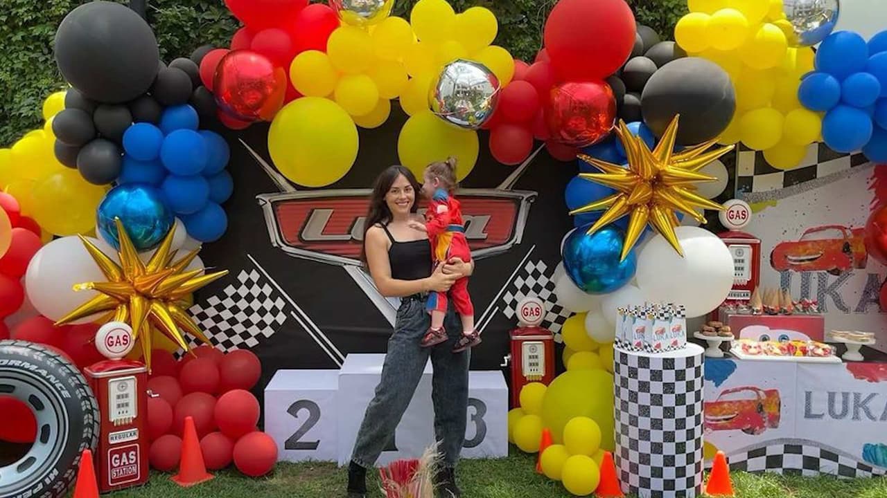 Con enormes globos de colores, Zuria Vega celebra la primera fiesta de cumpleaños de su hijo Luka