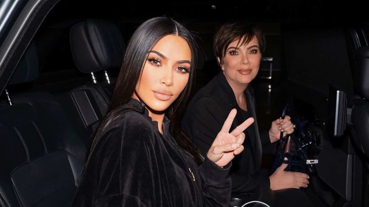 Video: Kim Kardashian almuerza a casi dos metros de distancia de su madre, Kris Jenner