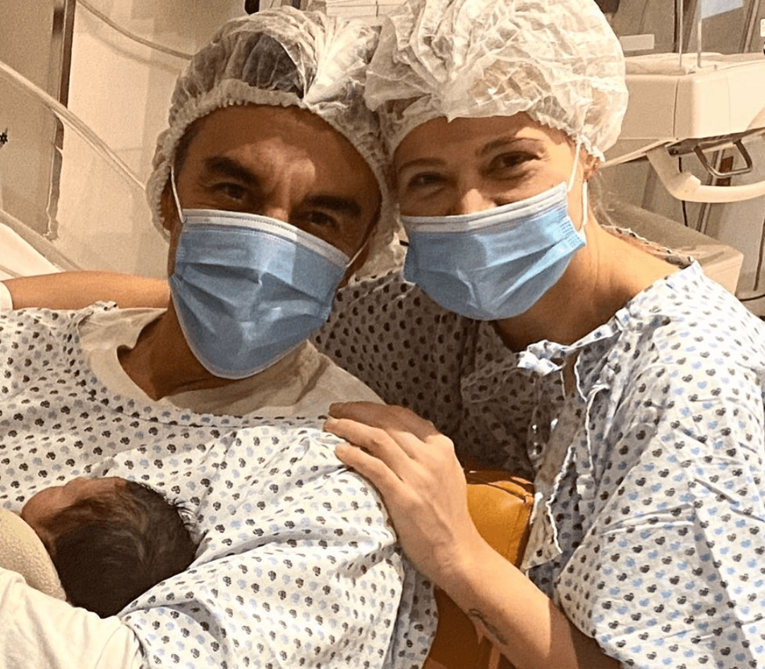 La pequeña nació por parto natural y el también actor aplaudió la valentía de su pareja con un emotivo texto que compartió en Instagram
<br>
<br>"Mi amor @thuanymart mis respetos para ti por lo valiente que fuiste en lograr tan hermoso parto natural sin anestesia. Solo puedo decirte que te admiro por la gran mujer que eres y estoy seguro que nuestra hija siempre se sentirá muy orgullosa de tener una madre como tú. Te amooo", escribió.
<br>
<br>Hasta el momento, no han revelado el nombre que eligieron para su retoño.