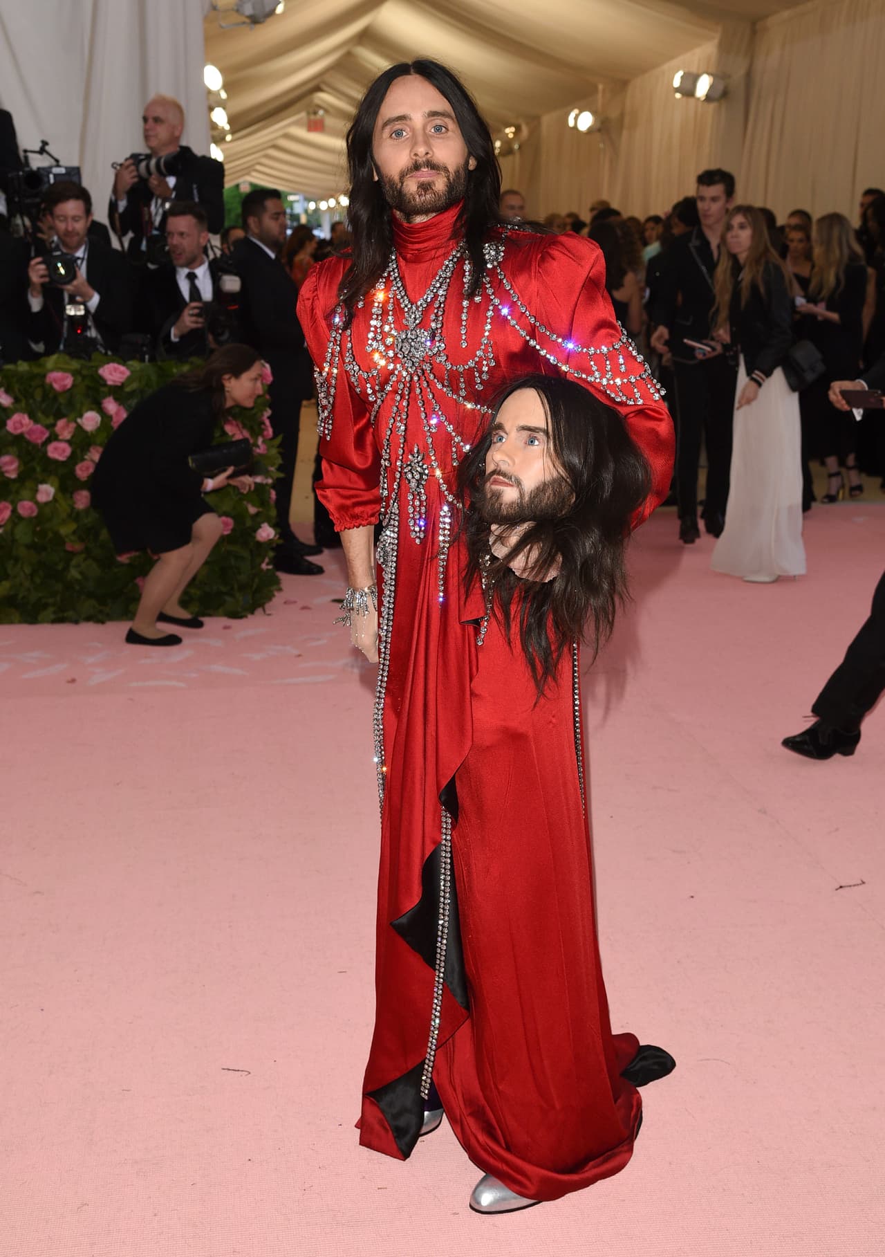 Jared Leto sorprendió al llegar con un outfit rojo con cristales y una réplica de su cabeza, la cual cargó a su costado en todo momento.
