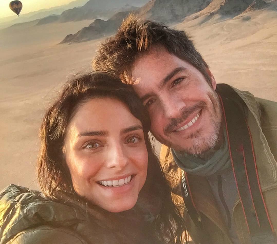 Mauricio Ochmann y Aislinn Derbez se casaron en el 2016, y fue apenas que la actriz anunció su separación. “Decidimos desde hace un tiempo fortalecer la relación de amistad y parar la relación de pareja. Retomar la individualidad para investigar qué está pasando, dar espacio a sanar, reconstruir, transformar”. Y así, después de eso, los dos han estado juntos a pesar de su distanciamiento conviviendo por su hija Kailani, demostrando su amor incondicional.