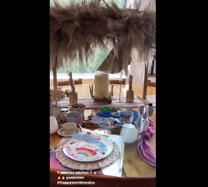 Junto a la piscina, así lució la decoración de la barra de adultos, la cual terminó siendo digna de presumir en Instagram.