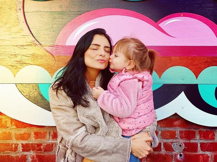 Desde que Kailani nació, hace casi tres años, llamó mucho la atención que la nieta de Eugenio Derbez tuviera los ojos claros y sobre todo fuera rubia; ante el hecho Aislinn Derbez no ha dejado de bromear al respeto y ahora por fin aclaró si es verdad que le pinta el cabello a su primogénita.