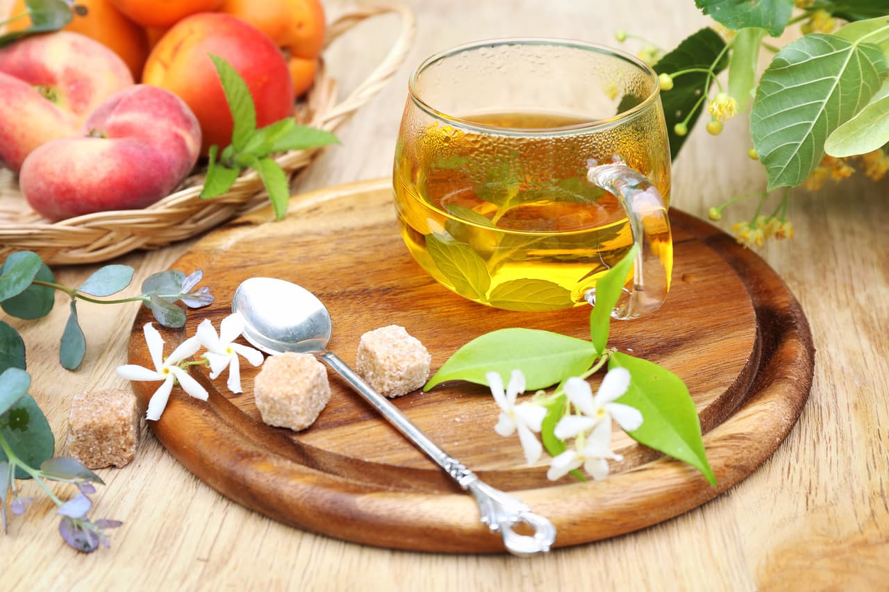 Eucalipto y menta. Hierve dos hojas de eucalipto y dos de menta en 3 tazas de agua. Coloca la cabeza cerca de la mezcla e inhala de 3 a 5 minutos. Los canales respiratorios se suavizarán.