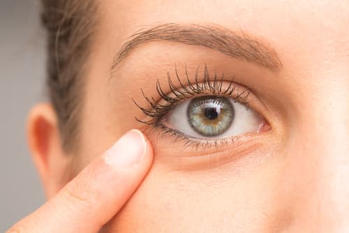 Evita tallarte los ojos. Un mínimo roce puede hacer que se te caiga una pestaña.