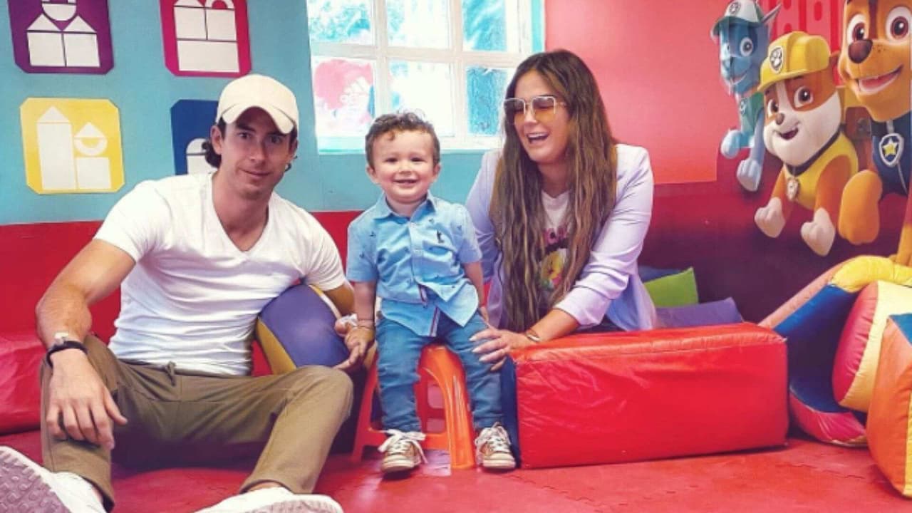 Hijo de Mariana Echeverría enternece al ‘tocar’ la guitarra