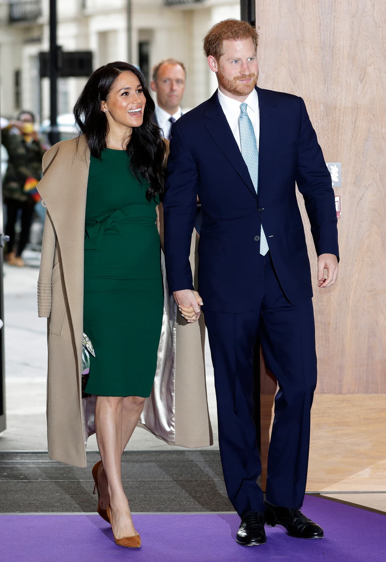 Junto con su esposo, derrocha elegancia con sus looks, en los que tampoco puede faltar un abrigo de corte recto.