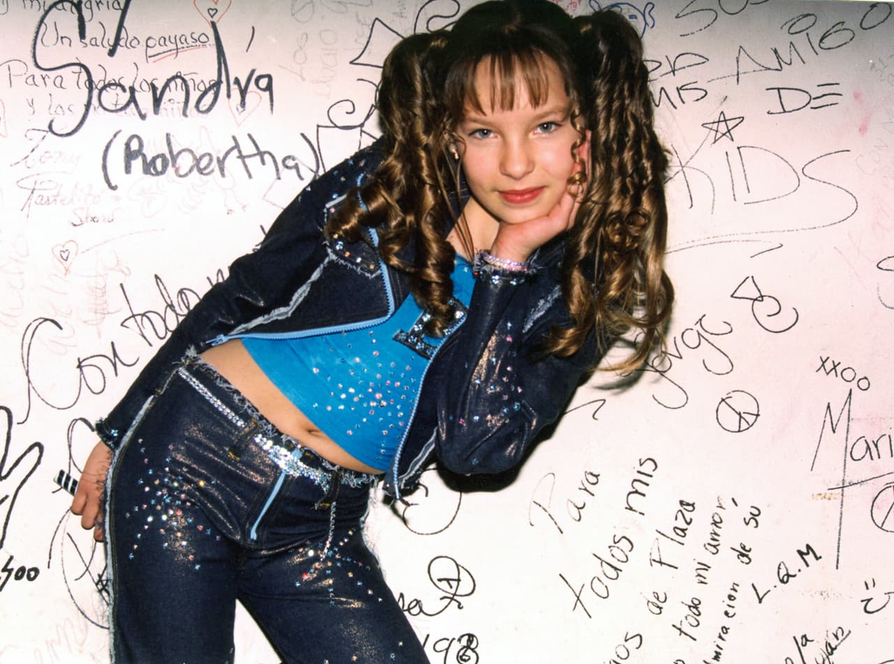 El éxito de las Spice Girls popularizó peinados icónicos como el estilo “petite” de Baby Spice y sus dos coletas, y quien copió este fue Belinda a los 11 años.