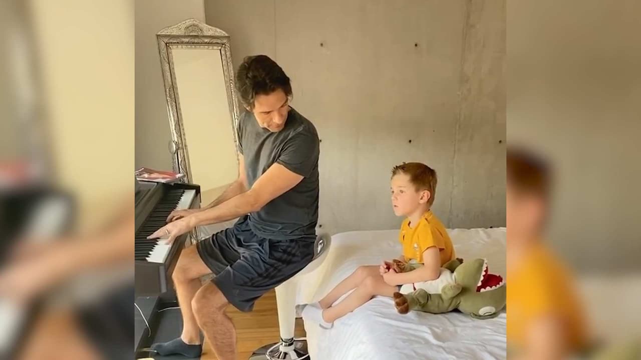 El hijo de Sandra Echeverría sorprende al cantar en inglés junto a su papá, Leonardo de Lozanne