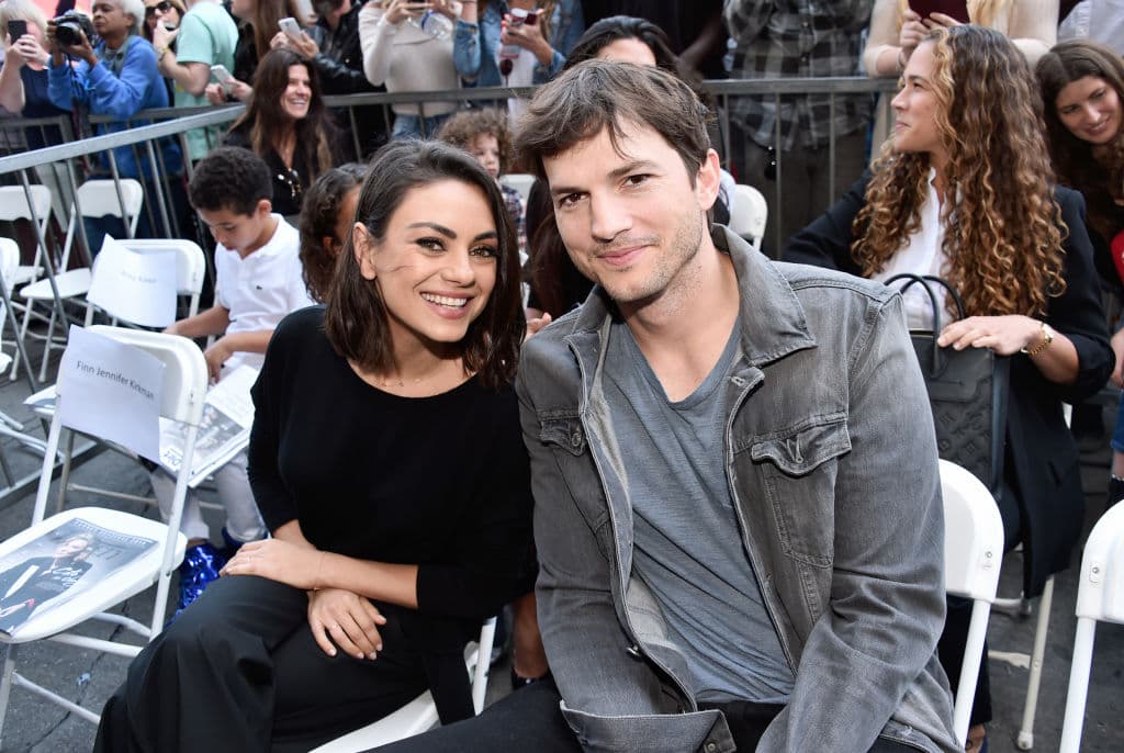 Ashton Kutcher y Mila Kunis demuestran que sí bañan a sus hijos