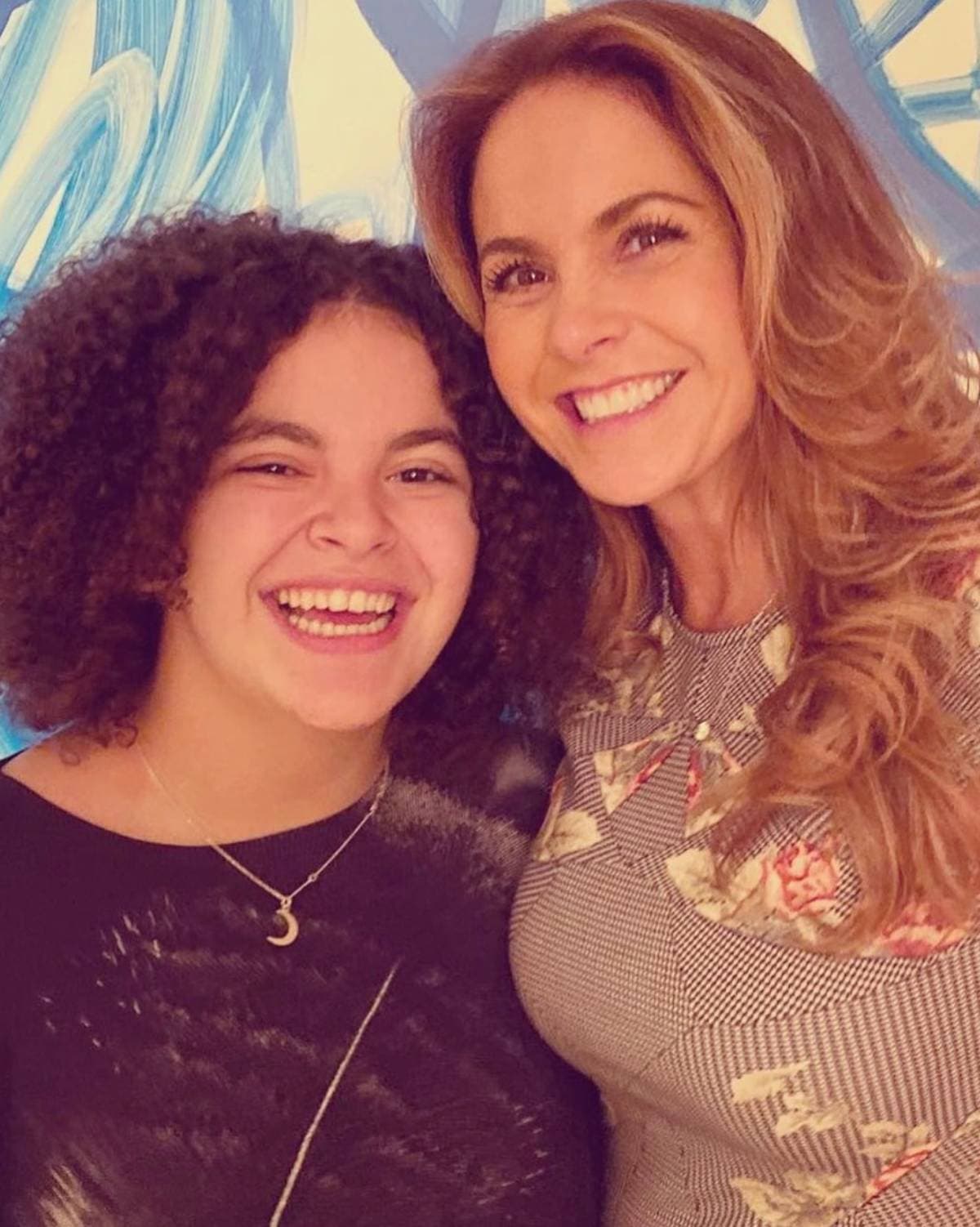 Lucero posa, por primera vez, junto a su hija en portada de revista