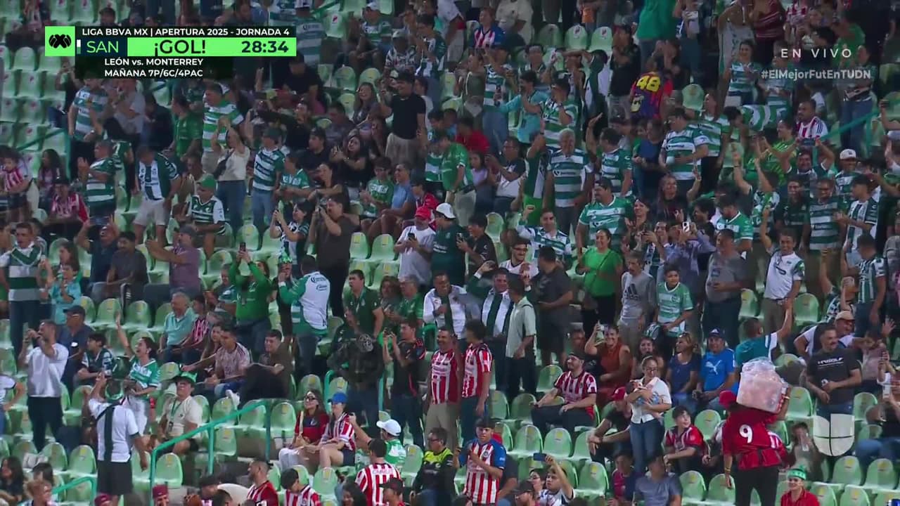 ¡GOL!  anota para Santos Laguna. Bruno Barticciotto
