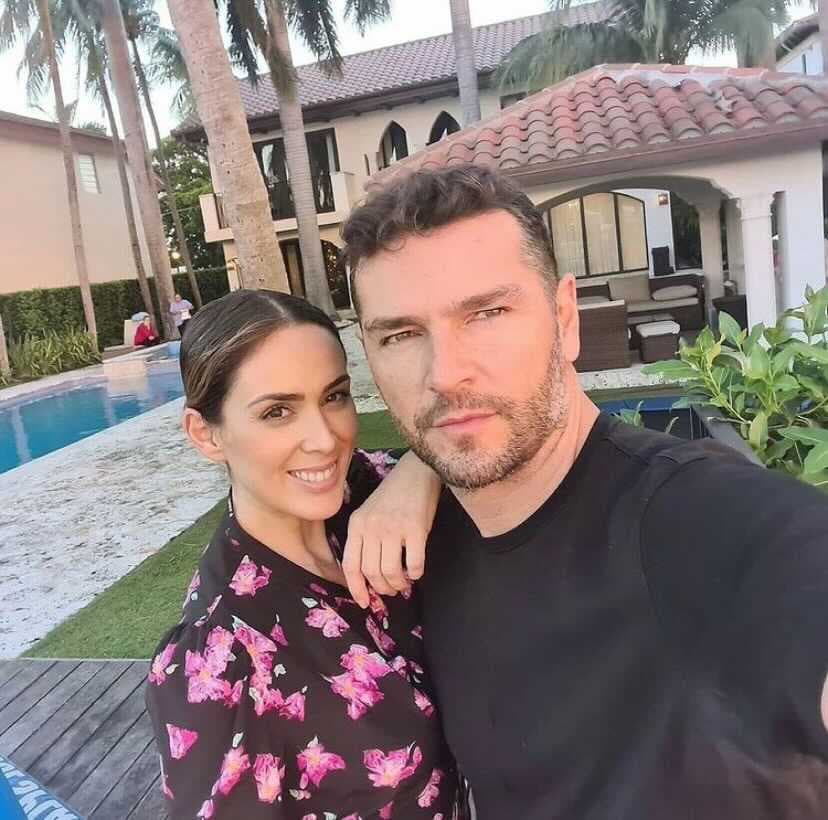 Jacky Bracamontes y Martín Fuentes tienen una casa de ensueño en Miami, Florida. La pareja ha compartido en sus redes sociales algunas postales en las que aparece disfrutando cada uno de los espacios de su hogar, junto a sus cinco hijas.
<br>