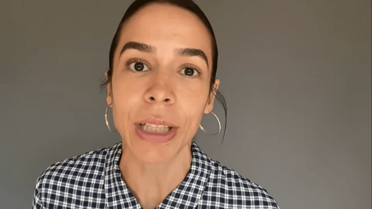 Biby Gaytán siempre se ha distinguido por lucir una piel y maquillaje impecable en cada foto que comaprte desde su Instagram, sin embargo, en un reciente video publicado desde su canal de Youtube, la bailarina y actriz compartió una rutina de belleza que impresionó a muchos al dejar ver su rostro al natural y poseer una piel sin manchas ni arruguas. 
<br>
<br>Entre algunos de los comentarios que más se leyeron en la publicación, destacaron los de quienes celebraban "la belleza mexicana" de la también cantante, al compartir consejos para pieles morenas.