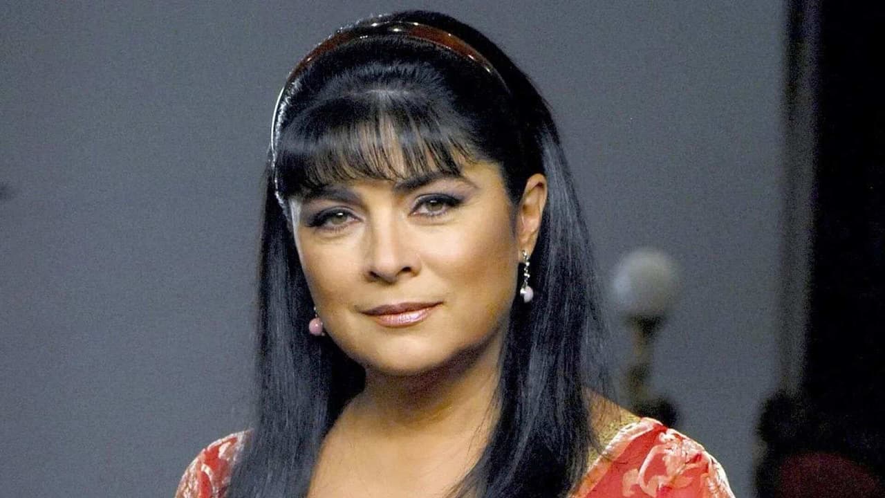 Victoria Ruffo se divierte bailando ‘Macarena’ en los pasillos