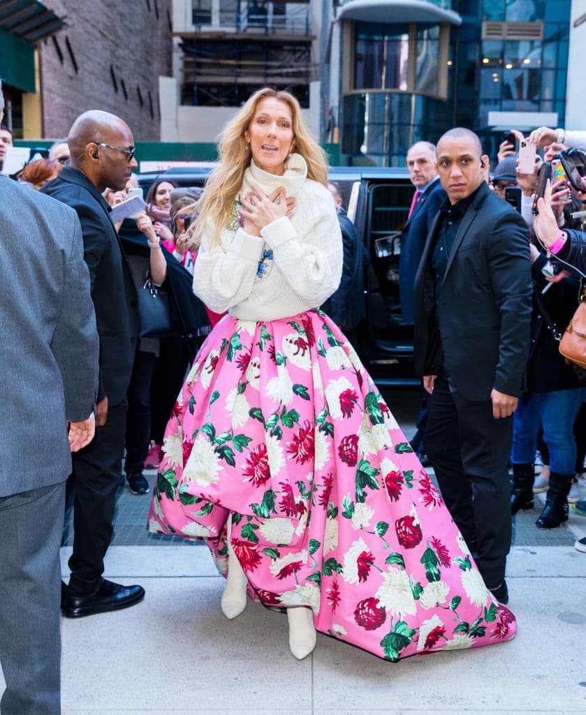 Para muchos fans de la moda, el look de la cantante tenía una escencia llena de poder femenino, el cual parecía robado del armario de Carrie Bradshaw, de Sex and The City (1998).