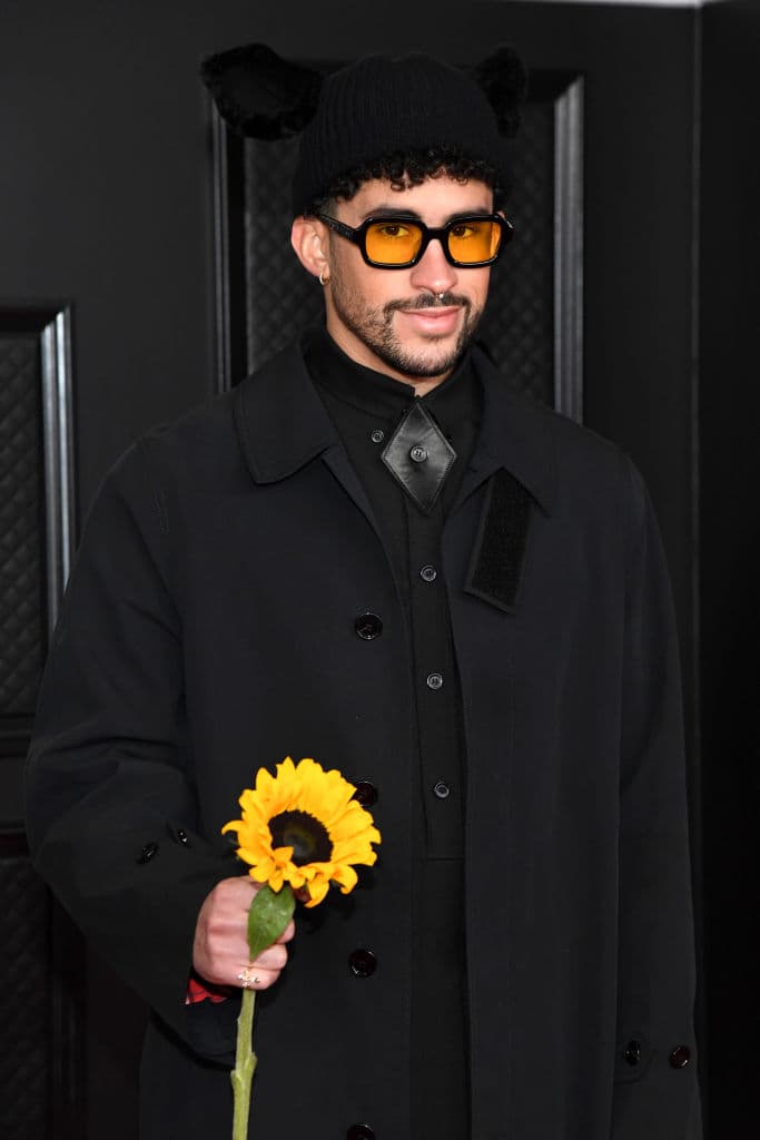 El poder latino brilló a través de la presentación de
<b> Bad Bunny </b>interpretando 
<i>Dákiti.</i> Para su llegada al evento, el boricua vistió un look de la más reciente colección de
<b> Burberry.</b>