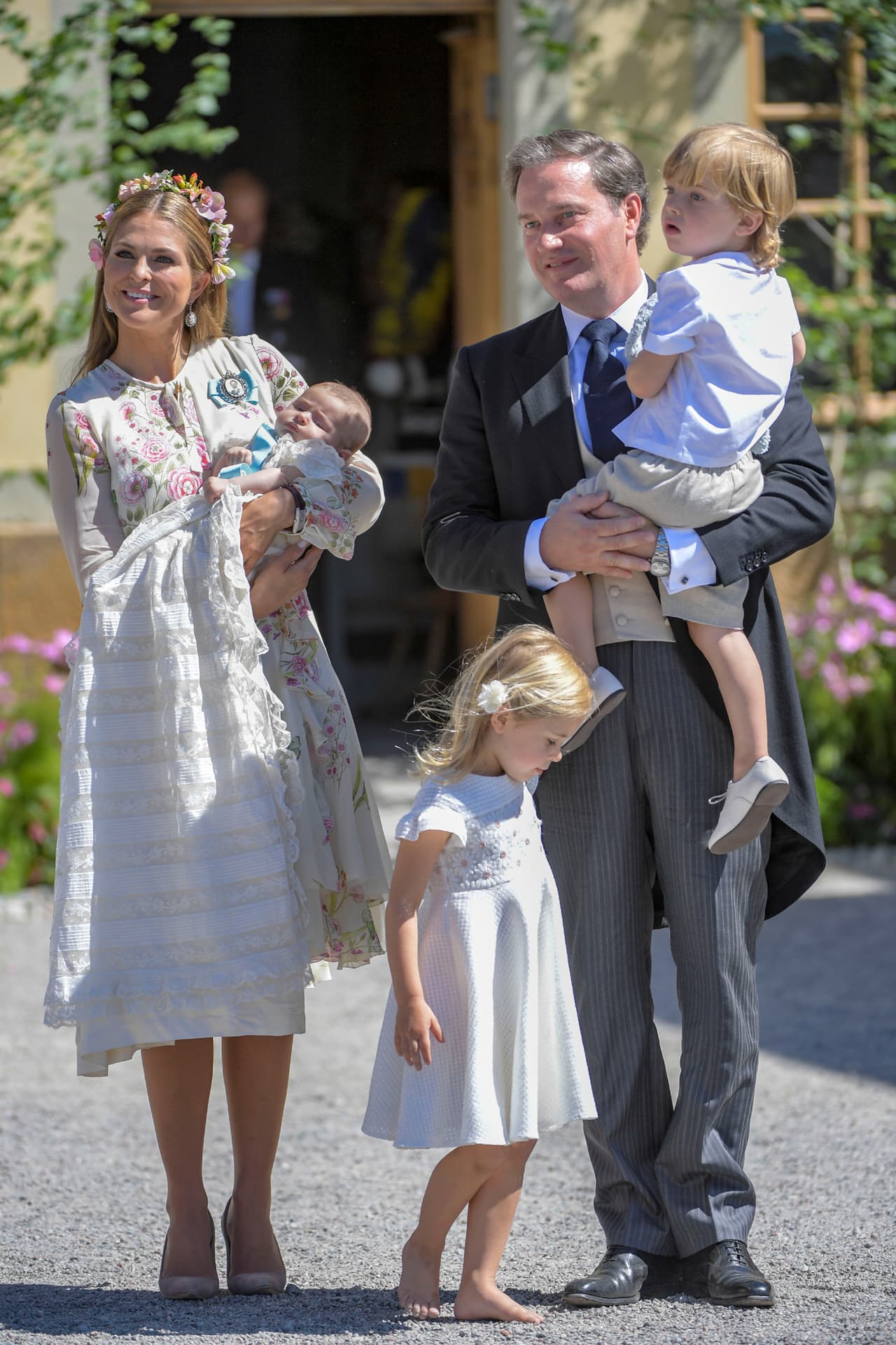De acuerdo con el diario ‘El país’, Chris O’Neill, el esposo de la princesa Magdalena de Suecia, renunció a los títulos que le ofreció su suegro tras casarse en 2013. La princesa no cedió a sus derechos ni su puesto en la línea de sucesión, pero Chris decidió hacerlo para poder hacer sus negocios sin tener que dar explicaciones de sus movimientos financieros.