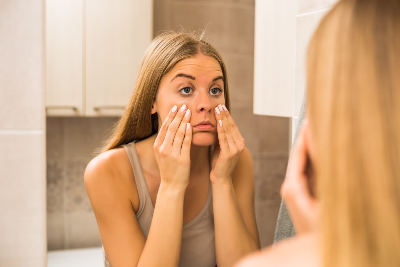 ¿Cómo cubrir las ojeras con maquillaje?
